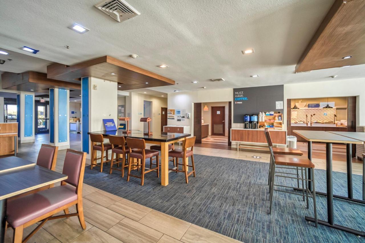 Holiday Inn Express And Suites Beeville By Ihg Exterior foto
